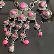 Charger l'image dans la galerie, Henry, très belle parure en métal argenté, perles et cabochons de verre rose