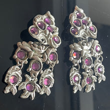 Charger l'image dans la galerie, Rares et sublimes boucles clips oversize en résine argentée signées Kalinger