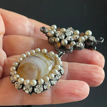 Charger l'image dans la galerie, Belle broche ancienne avec cabochon de verre en pendant