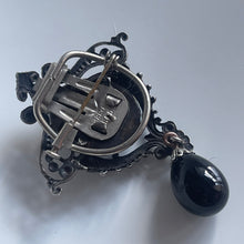 Charger l'image dans la galerie, Belle et grande broche ancienne avec cabochon de verre noire et perle goutte en pendant