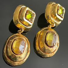 Charger l'image dans la galerie, Sublimes boucles clips pendantes en résine dorée et résine colorée Kalinger