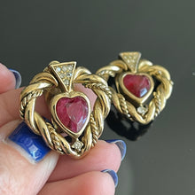 Charger l'image dans la galerie, Belles boucles anciennes avec cœurs pierres roses signées Christian Dior