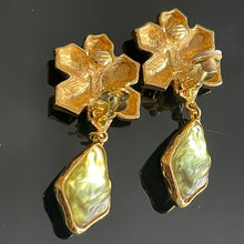 Charger l'image dans la galerie, Sublimes et rares boucles YSL en métal doré et résine effet givré