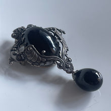 Charger l'image dans la galerie, Belle et grande broche ancienne avec cabochon de verre noire et perle goutte en pendant