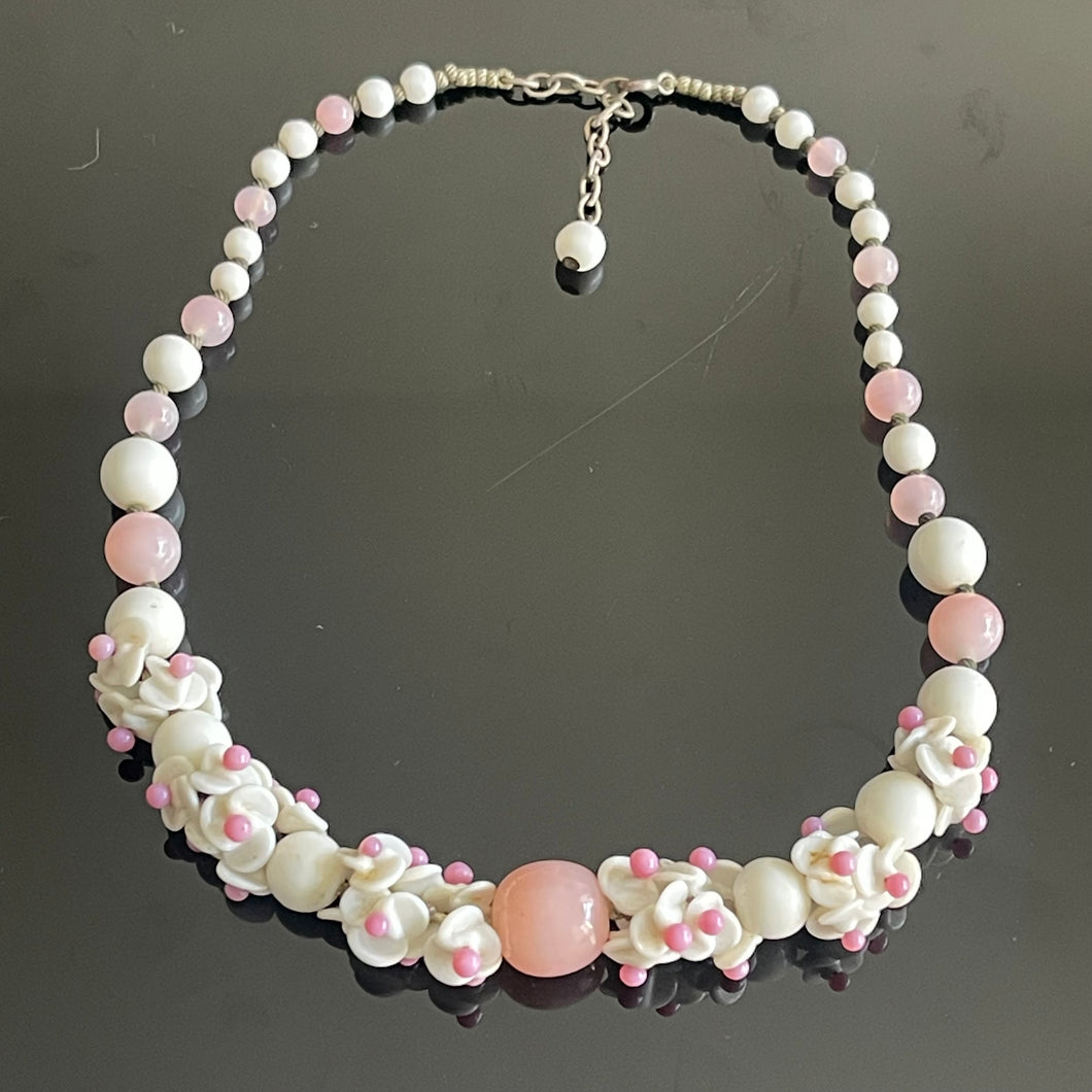 Louis Rousselet, très joli collier ancien en perles de verre roses et blanches