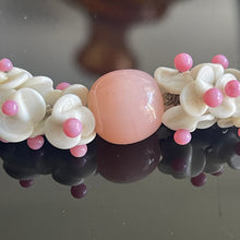Charger l&#39;image dans la galerie, Louis Rousselet, très joli collier ancien en perles de verre roses et blanches

