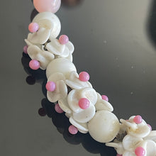 Charger l&#39;image dans la galerie, Louis Rousselet, très joli collier ancien en perles de verre roses et blanches
