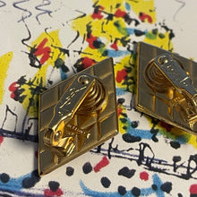 Charger l'image dans la galerie, YSL, Belles boucles losanges en métal doré et résine rouge