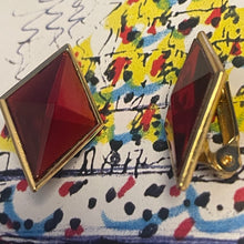 Charger l'image dans la galerie, YSL, Belles boucles losanges en métal doré et résine rouge