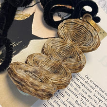 Charger l'image dans la galerie, Henry, grand pendentif vintage en talosel et cabochons de verre