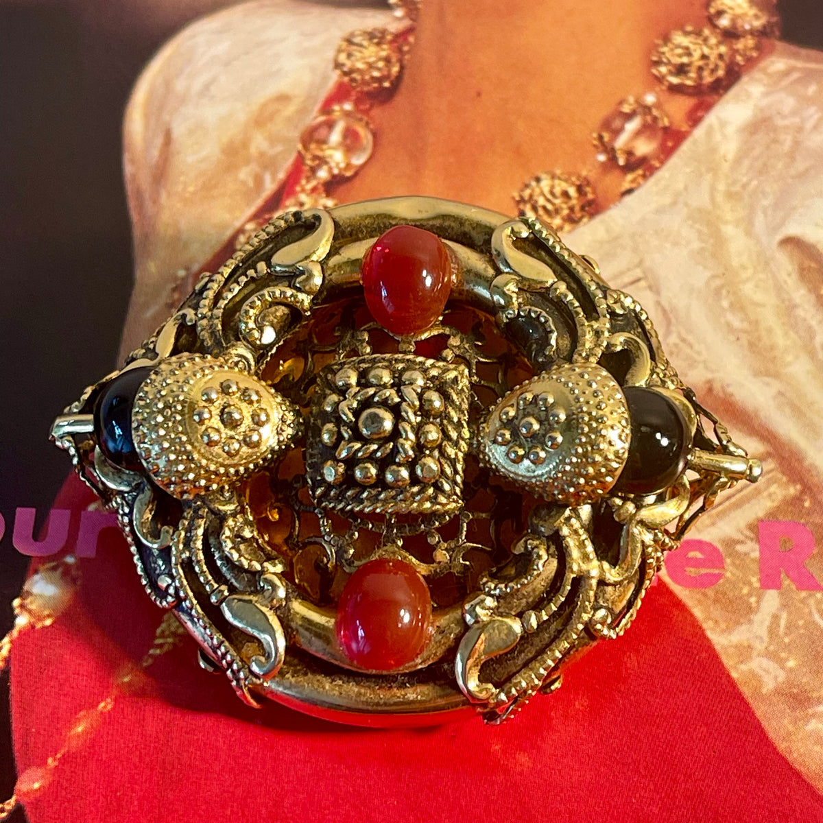 Broche Vintage 80's Dolce Vita XXL - Métal Doré Et Cabochon Résine Rubis, Look Rétro !