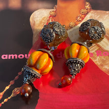 Charger l'image dans la galerie, JdeG, longues boucles vintage couture en métal et resine