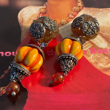 Charger l'image dans la galerie, JdeG, longues boucles vintage couture en métal et resine