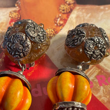 Charger l'image dans la galerie, JdeG, longues boucles vintage couture en métal et resine