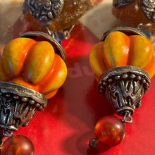 Charger l'image dans la galerie, JdeG, longues boucles vintage couture en métal et resine