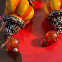 Charger l'image dans la galerie, JdeG, longues boucles vintage couture en métal et resine