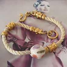 Charger l'image dans la galerie, Joli collier vintage avec perles en métal doré et boule en céramique émaillée