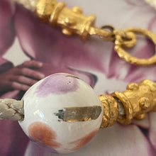 Charger l'image dans la galerie, Joli collier vintage avec perles en métal doré et boule en céramique émaillée
