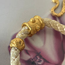 Charger l'image dans la galerie, Joli collier vintage avec perles en métal doré et boule en céramique émaillée