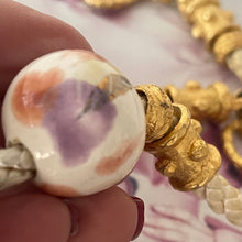 Charger l'image dans la galerie, Joli collier vintage avec perles en métal doré et boule en céramique émaillée