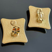 Charger l'image dans la galerie, YSL, clips vintage motif carreaux en résine jaune