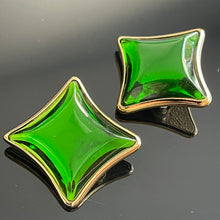 Charger l'image dans la galerie, YSL, clips vintage carreaux en résine verte