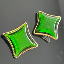 Charger l'image dans la galerie, YSL, clips vintage carreaux en résine verte