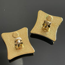 Charger l'image dans la galerie, YSL, clips vintage carreaux en résine verte