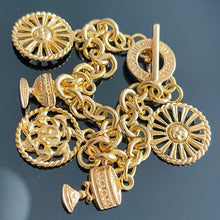 Charger l&#39;image dans la galerie, Guy Laroche, joli bracelet en métal doré à breloques
