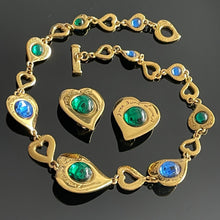 Charger l'image dans la galerie, YSL par Goossens, fabuleux set collier et boucles clips avec cabochons de verre verts et bleus