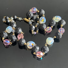 Charger l'image dans la galerie, Très joli sautoir ancien avec perles de verre coulé opalescentes, années 60