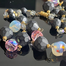 Charger l'image dans la galerie, Très joli sautoir ancien avec perles de verre coulé opalescentes, années 60