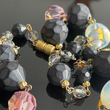 Charger l'image dans la galerie, Très joli sautoir ancien avec perles de verre coulé opalescentes, années 60