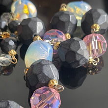 Charger l'image dans la galerie, Très joli sautoir ancien avec perles de verre coulé opalescentes, années 60