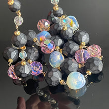 Charger l'image dans la galerie, Très joli sautoir ancien avec perles de verre coulé opalescentes, années 60