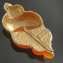 Charger l'image dans la galerie, Christian Dior, belle grosse broche pendentif vintage coquillage