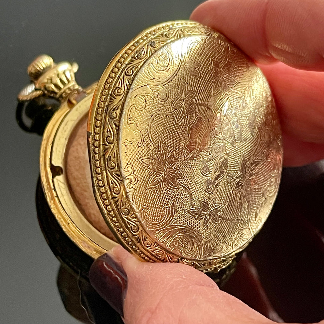 Grand pendentif poudrier vintage en métal doré