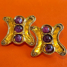 Charger l'image dans la galerie, Kalinger, belles boucles clips vintage couture métal doré et cabochons rouges, bleus ou violets