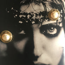Charger l&#39;image dans la galerie, CHANEL, belles boucles clips métal doré et perles avec CC dans le décor, circa 80s
