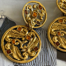 Charger l'image dans la galerie, Yves Saint Laurent, grandes boucles clips pendantes en métal doré ajouré et pierres de couleur