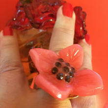 Charger l'image dans la galerie, KALINGER, rare grosse bague vintage en résine forme fleur