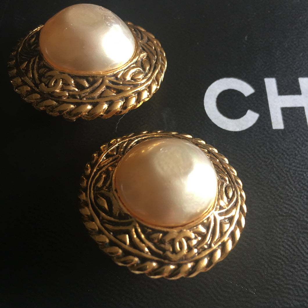 CHANEL, belles boucles clips métal doré et perles avec CC dans le décor, circa 80s