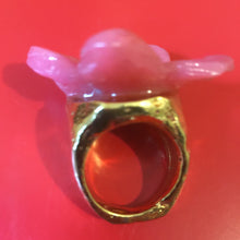 Charger l'image dans la galerie, KALINGER, rare grosse bague vintage en résine forme fleur