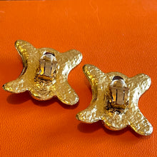 Charger l'image dans la galerie, Kalinger, belles boucles clips vintage couture métal doré et cabochons rouges, bleus ou violets