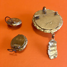 Charger l'image dans la galerie, Henry, grosse broche pendentif en bronze doré et cabochon vert avec clips assortis
