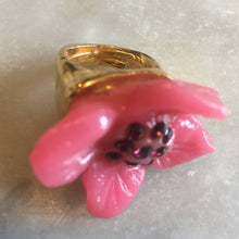 Charger l'image dans la galerie, KALINGER, rare grosse bague vintage en résine forme fleur