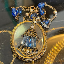 Charger l'image dans la galerie, Ravissant collier ancien en métal et perles de verre bleues, circa 1920/1930