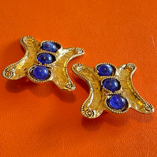 Charger l'image dans la galerie, Kalinger, belles boucles clips vintage couture métal doré et cabochons rouges, bleus ou violets