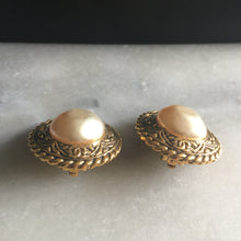 Charger l&#39;image dans la galerie, CHANEL, belles boucles clips métal doré et perles avec CC dans le décor, circa 80s
