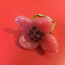 Charger l'image dans la galerie, KALINGER, rare grosse bague vintage en résine forme fleur